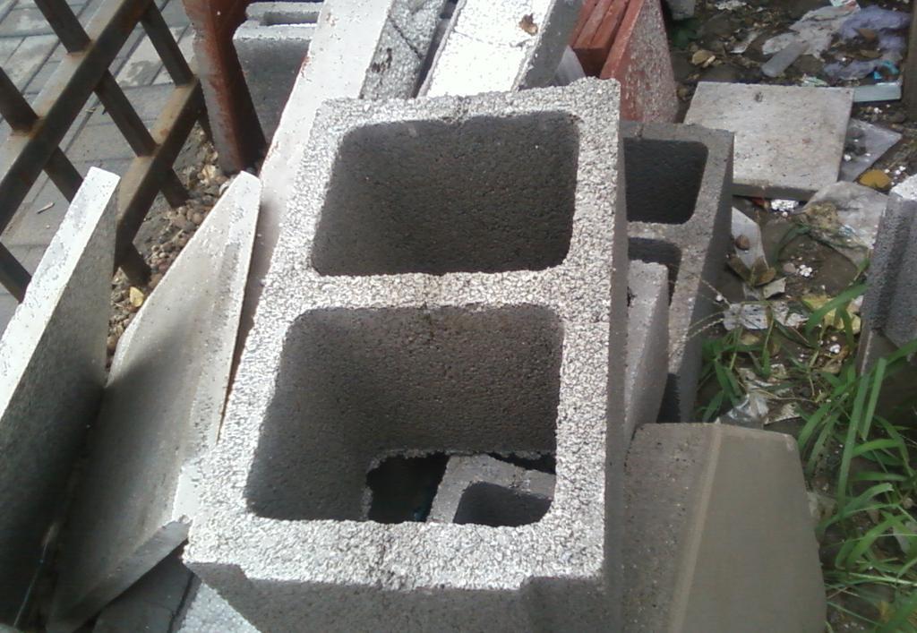 連鎖砌塊，免抹灰砌塊，空心砌塊。
